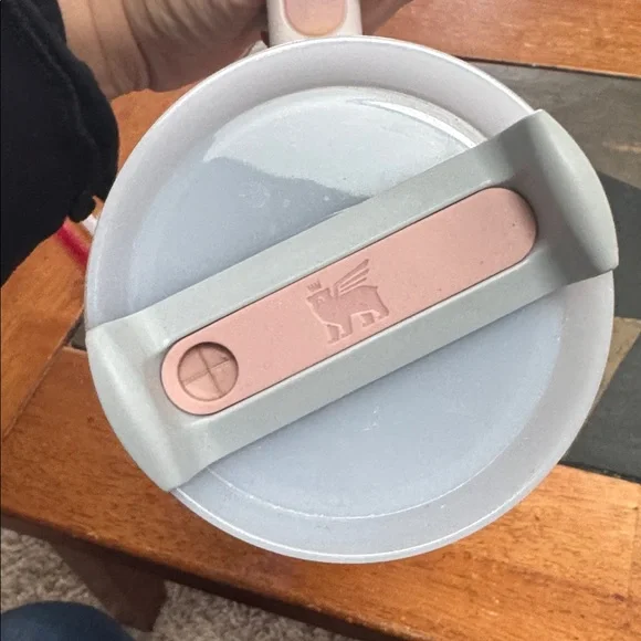 64 oz Stanley tumbler - Picture 4 of 5